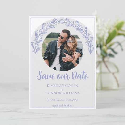 Save The Date Periwinkle Garland Photo Enregistrer la date (Debout devant)