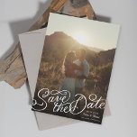 Save The Date Photo à la main<br><div class="desc">Curly amusant lettrage "Save the Date" sur la photo fond. customisez de modifier les polices du texte et du dossier modifiable. Lettrage de Becky Nimoy. Version Portrait et paysage disponible</div>