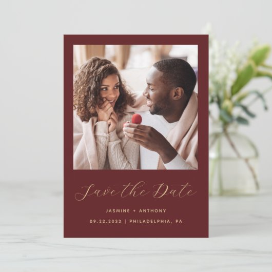 Save The Date Photo Burgundy Red Gold Script QR Code (Debout devant)