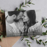 Save The Date Photo classique simple et design<br><div class="desc">Cette photo simple mais élégante enregistrer la carte de date est la façon parfaite d'annoncer votre fiançailles et le prochain mariage à vos amis et votre famille. L'avant de cette horizontale enregistrer la date dispose d'un traitement de type moderne en blanc au bas d'une seule photo. Le dos est une...</div>