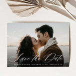 Save The Date Photo de calligraphie blanche romantique<br><div class="desc">Annoncez votre date de mariage à votre famille et à vos amis dans le style avec notre élégante enregistrer la carte de date. La carte affiche votre photo de fiançailles horizontale préférée avec "Save the Date" dans un script de calligraphie blanc et moderne. Personnalisez la carte en ajoutant vos noms,...</div>