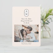 Save The Date Photo de couple en arc moderne avec initiales (Debout devant)