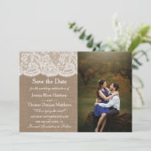 Save The Date Photo de la collection de Mariages Burlap & Lace (Debout devant)