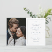Save The Date Photo de mariage classique Monogramme Bleu Poussié (Debout devant)