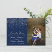 Save The Date Photo de mariage Navy Blue & Glam Silver Confetti (Debout devant)