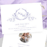 Save The Date Photo : Elegant violet Mariage de monogramme<br><div class="desc">Annoncez votre date de mariage avec ce mariage saisissant enregistrez la carte de date avec exquis monogramme botanique dessiné à la main et encadrant élégamment les initiales des couples en violet. Elégant modèle photo circulaire sur le dos, pas besoin d'ajouter une photo circulaire, Zazzle va automatiquement adapter votre photo à...</div>