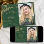 Save The Date Photo Emerald Green Gold Leaf et Calligraphie<br><div class="desc">Elegant Gold Leaf et Emerald Green Sauvez la Date avec votre propre photo et la calligraphie ornée à la main. Le modèle est mis en place pour que vous téléchargez une photo du coing et personnalisiez avec votre date de célébration. Le design est composé de feuilles à trait fin et...</div>