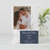 Save The Date Photo en marbre simple bleu marine (Debout devant)