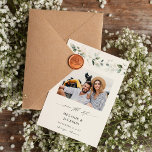 Save The Date Photo Eucalyptus Glow Enregistrer la date 2<br><div class="desc">Envoyez la date dans le style régal avec votre photo et un eucalyptus & or, la couronne peinte à la main et la calligraphie. Idéal pour les mariages ou les fiançailles du printemps et de l'été. Qualité personnalisée sans prix personnalisé, cet invitation est imprimé sur des imprimantes de haute qualité...</div>