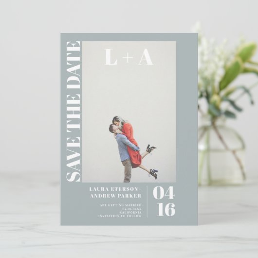 Save The Date Photo initiale bleu poussiéreux moderne enregistre (Debout devant)
