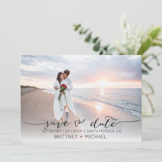 Save The Date Photo manuscrite Modern Black Enregistrer la date (Debout devant)