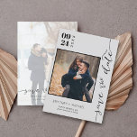 Save The Date Photo manuscrite moderne Enregistrer la date Grey<br><div class="desc">Choisissez les meilleures photos de votre séance photo fiançailles ou vos photos préférées de vous deux pour cette parfaite sauvegarde. Les mots sauvegardent la date sont écrits à la main pour donner une impression personnelle à la carte. L'avant a 1 image et l'arrière a une grande image avec un filtre...</div>