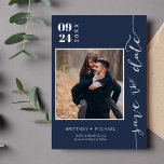 Save The Date Photo manuscrite moderne Enregistrer la date Marin<br><div class="desc">Choisissez les meilleures photos de votre séance photo fiançailles ou vos photos préférées de vous deux pour cette parfaite sauvegarde. Les mots sauvegardent la date sont écrits à la main pour donner une impression personnelle à la carte. L'avant a 1 image et l'arrière a une grande image avec un filtre...</div>