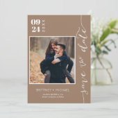 Save The Date Photo manuscrite moderne Enregistrer la date Tan (Debout devant)
