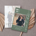 Save The Date Photo manuscrite moderne Enregistrer la date Vert<br><div class="desc">Choisissez les meilleures photos de votre séance photo fiançailles ou vos photos préférées de vous deux pour cette parfaite sauvegarde. Les mots sauvegardent la date sont écrits à la main pour donner une impression personnelle à la carte. L'avant a 1 image et l'arrière a une grande image avec un filtre...</div>