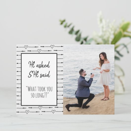 Save The Date Photo Moderne Drôle Il A Demandé Elle A Dit Fiança (Debout devant)