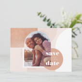 Save The Date Photo moderne et tendance de Couple rose pâle (Debout devant)