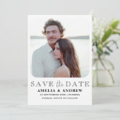 Save The Date Photo moderne noir et blanc pour annoncer la date (Debout devant)