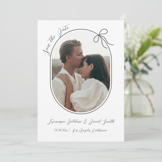 Save The Date Photo ovale avec bord fin et nœud minimal (Debout devant)