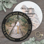 Save The Date Photo ronde unique Mariage moderne noir et or<br><div class="desc">Annoncez les nouvelles joyeuses de votre fiançailles et de votre prochain mariage avec une photo personnalisée ronde unique enregistrer les dates. Les 2 photos et toutes les formulations de ce modèle d'invitation sont simples à personnaliser. (CONSEIL EN MATIÈRE DE PLACEMENT D'IMAGE : Une façon simple de centrer une photo exactement...</div>