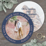 Save The Date Photo ronde unique moderne Marine bleu et Mariage<br><div class="desc">Annoncez les nouvelles joyeuses de votre fiançailles et de votre prochain mariage avec une photo personnalisée ronde unique enregistrer les dates. Les 2 photos et toutes les formulations de ce modèle d'invitation sont simples à personnaliser. (CONSEIL EN MATIÈRE DE PLACEMENT D'IMAGE : Une façon simple de centrer une photo exactement...</div>