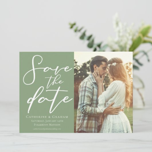 Save The Date Photo Sage Green White Script Couple (Debout devant)
