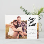 Save The Date Photo simple de typographie rétro (Debout devant)