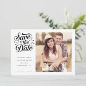 Save The Date Photo simple de typographie rétro (Debout devant)