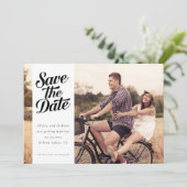 Save The Date Photo simple de typographie rétro (Debout devant)