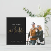 Save The Date Photo typographique minimaliste moderne noir (Debout devant)