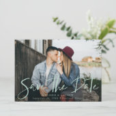 Save The Date Photo verte à la pointe manuscrite tendance (Debout devant)