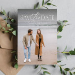 Save The Date Photo verticale moderne et simple<br><div class="desc">Cette photo simple mais élégante enregistrer la carte de date est la façon parfaite d'annoncer votre fiançailles et le prochain mariage à vos amis et votre famille. L'avant de cette verticale enregistrer la date dispose d'un traitement de type moderne en blanc au sommet d'une seule photo. Le dos est une...</div>
