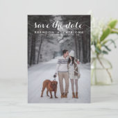 Save The Date Photo Whimsical Script Blanc Enregistrer La Date (Debout devant)