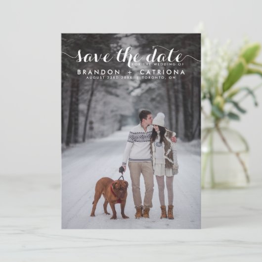Save The Date Photo Whimsical Script Blanc Enregistrer La Date (Debout devant)