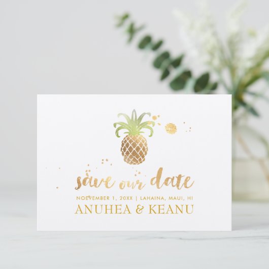 Save The Date PixDezines Faux Gold Pineapple|police Brushscript (Debout devant)