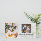 Save The Date Plumeria Orchid Lei dans Sand Photocard (Debout devant)