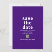 Save The Date Police rétro violet QR Code moderne Mariage (Devant)