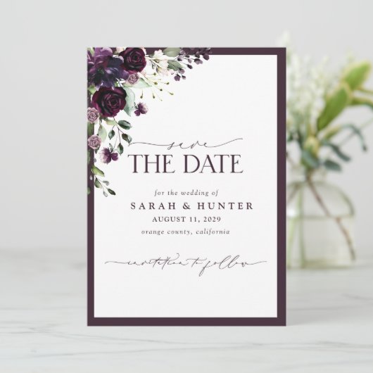 Save The Date Purple Floral Script photo mariage Enregistrer la  (Debout devant)