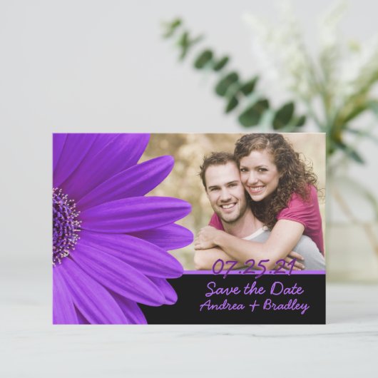 Save The Date Purple Gerbera Daisy Black Photo Mariage (Debout devant)