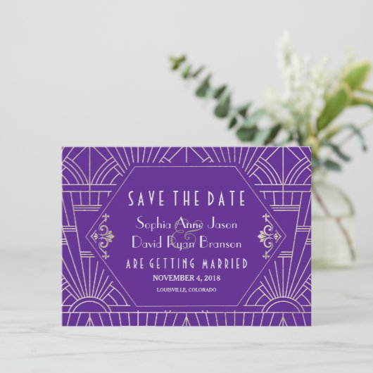 Save The Date Purple Silver Great Gatsby Art Déco Enregistrer La (Debout devant)