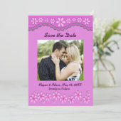 Save The Date Purple Six Fleurs Pétales Rose Enregistrer la cart (Debout devant)