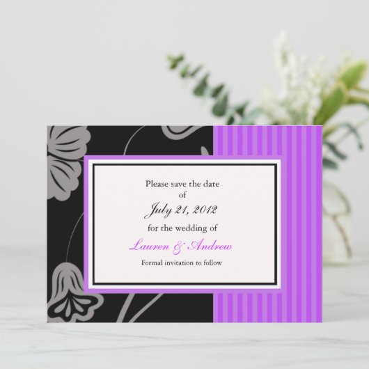 Save The Date Purple Stripe Enregistrer La Date (Debout devant)