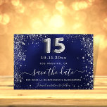 Save The Date Quinceanera bleu marine brillant argent<br><div class="desc">Une fête branchée Save the Date pour une Quinceañera, 15e anniversaire. Un arrière - plan bleu marine décoré de parties scintillant faux argenté, brille. La couleur bleue est inégale. Personnalisez et ajoutez une date et un nom/âge. Le texte : Save the Date est écrit avec un grand script de style...</div>