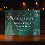 Save The Date Quinceanera d'or vert émeraude<br><div class="desc">Annoncez votre journée spéciale avec une enchanteresse Emerald Green Princess Quinceañera Enregistrer l'invitation Date. Avec une palette de couleurs vert émeraude et des détails élégants, cette invitation donne le ton d'une célébration royale. Orné de délicats accents propres à une princesse, il saisit parfaitement la magie de votre prochaine quinceañera. Ce...</div>
