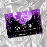 Save The Date Quinceanera noir violet ballons enregistrer la dat<br><div class="desc">Une fille et tendance Sauvez la Date pour une Quinceañera, 15ème anniversaire fête. Un arrière - plan noir décoré de percées de parties scintillant violette, de mousseux et de ballons. Personnalisez et ajoutez une date et un nom/âge. Le texte : Save the Date est écrit avec un grand script de...</div>