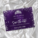 Save The Date Quinceanera violet argent parties scintillant tiar<br><div class="desc">Une carte Save the Date glamour pour une Quinceañera,  15ème anniversaire. Un arrière - plan violet de couleur inégale. Décoré avec des étincelles de parties scintillant en faux argent et une tiare. Le texte : Save the Date est écrit avec un grand script de style à la main tendance.</div>