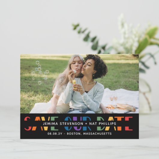 Save The Date Rainbow Letters Black LGBTQ+ Typographie Photo Enr (Debout devant)
