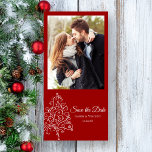 Save The Date Red Christmas Tree Winter Wedding Enregistrer la d<br><div class="desc">Donnez un ton festif à vos noces de décembre à venir lorsque vous personnalisez l'élégant mariage d'hiver de l'arbre de Noël rouge Enregistrer la date Annonce Carte photo avec votre propre photo, noms et date de cérémonie de mariage. Modifiez la couleur et la police de l'arrière - plan, si vous...</div>