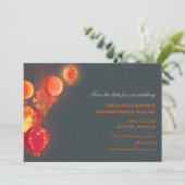 Save The Date Red Lanterns Charcoal Grey Wedding Enregistrer la  (Debout devant)