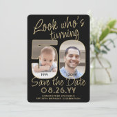 Save The Date Regardez qui est 50 Black & Gold 2 Photo fête d'an (Debout devant)